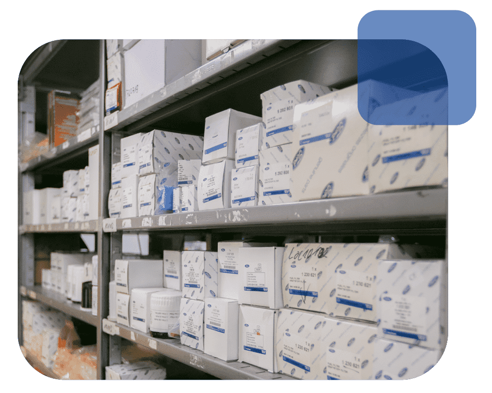 Die neuen Ersatzteile sind auf den Regalen verpackt.