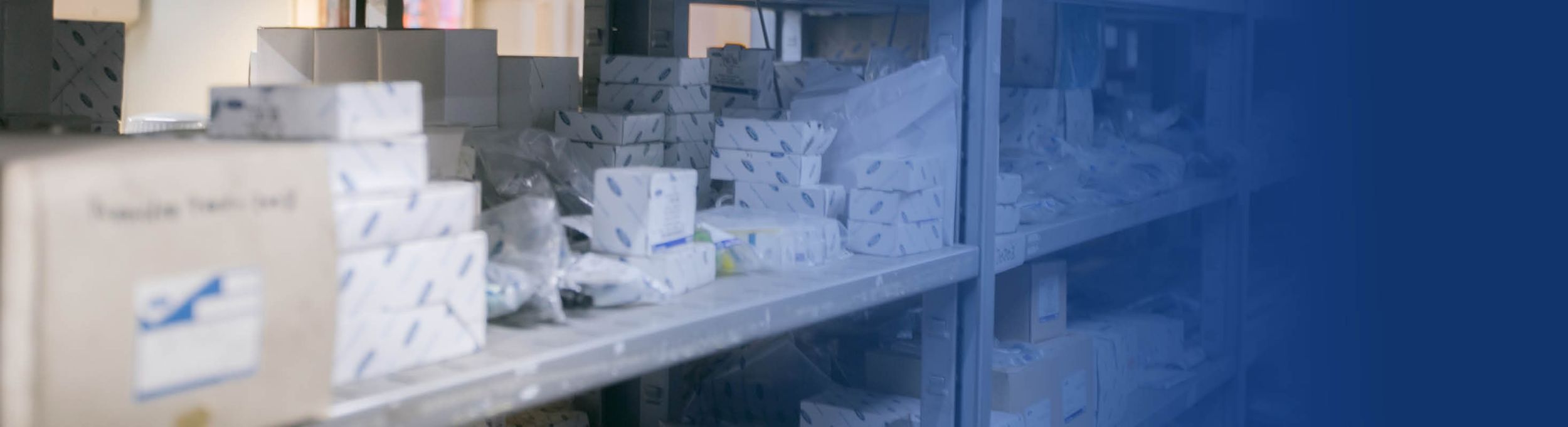 Die neuen Ersatzteile sind auf den Regalen verpackt.