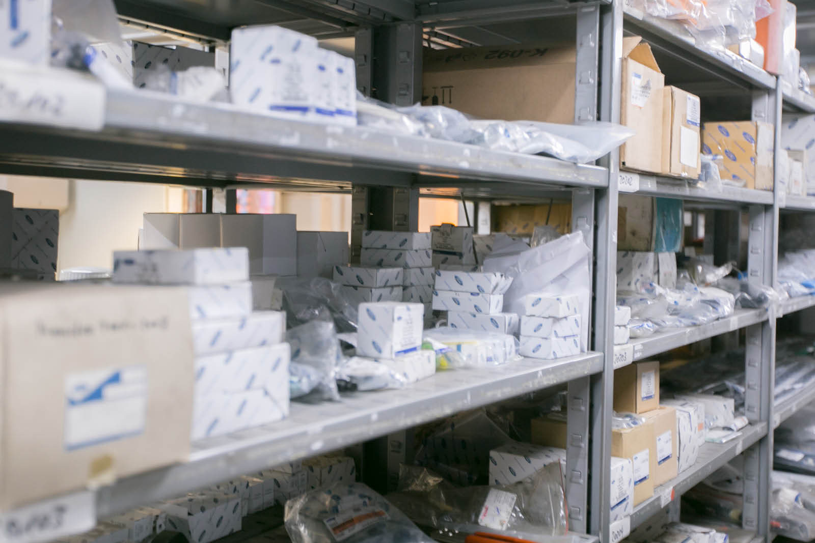 Die neuen Ersatzteile sind auf den Regalen verpackt.