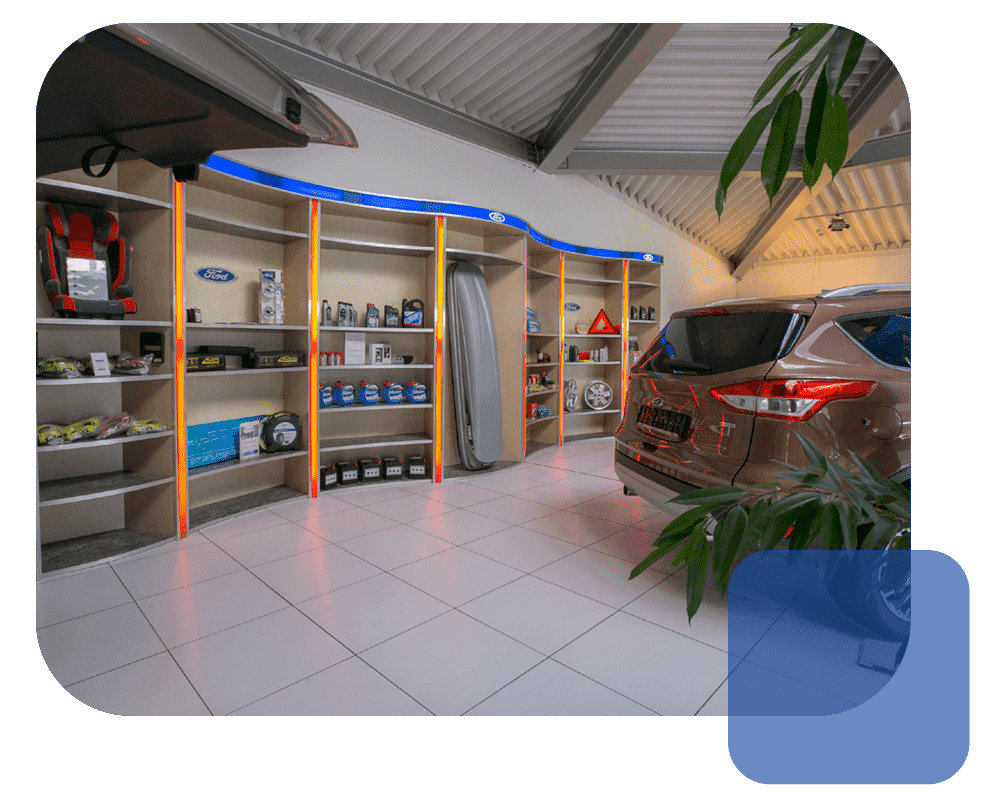 Ersatzteile auf den Regalen in der Besucherhalle des Autohauses